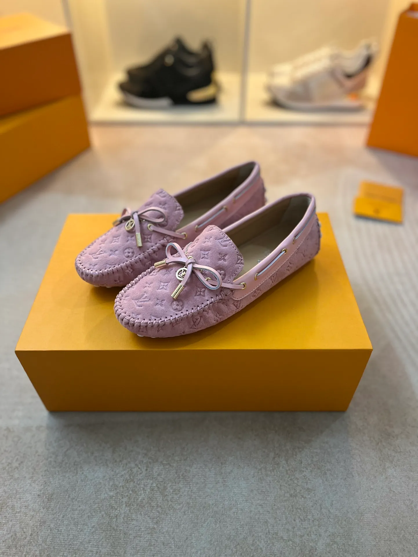 p460💰Couple model❤️🇫🇷 𝙇𝙤𝙪𝙞𝙨 𝙑𝙪𝙞𝙩𝙩𝙤𝙣 🇫🇷Louis Vuitton 2023 Classic𝓛𝓿 𝓣𝓻𝓪𝓲𝓷𝓮𝓻 Sports Series ➪➪➪¯ [Arizona Doudou Shoes Series] ▪️▪️▪️Arizona slip-on shoes are made of Monogram Eclipse canvas. Its hand-painted and dyed edges and hand-sewn uppers fully demonstrate Louis Vuitton's traditional shoemaking craftsmanship. This slip-on shoe is very lightweight. The integrated tongue and upper make it particularly comfortable and flexible. The soft outsole is equipped with rubber padding. Decorated with matching sash. Detailed features: ☑️Monogram Eclipse canvas ☑️Black Eclipse pattern ☑️Hand-painted shoe edges ☑️Hand-sewn uppers (each pair takes time to process) ☑️Integrated tongue and upper construction ☑️Outsole equipped with rubber lining ☑️size: 35_46